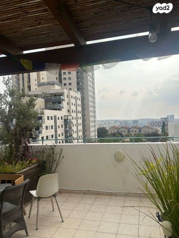 גג/ פנטהאוז, דם המכבים, הפרחים, מודיעין מכבים רעות