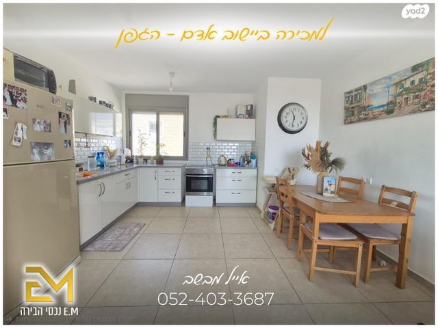 דו משפחתי, הגפן, גבע בנימין, אדם - גבע בנימין