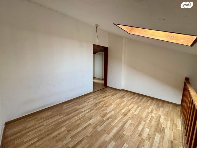 דו משפחתי, צור יגאל, כוכב יאיר / צור יגאל