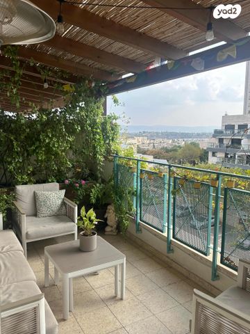 גג/ פנטהאוז, דם המכבים, הפרחים, מודיעין מכבים רעות