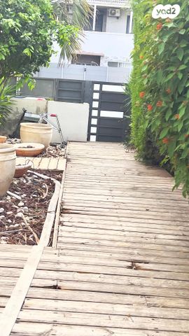 בית פרטי/ קוטג', יקותיאל אדם, נאות הפרחים, גן יבנה