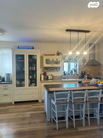 גג/ פנטהאוז, דם המכבים, הפרחים, מודיעין מכבים רעות