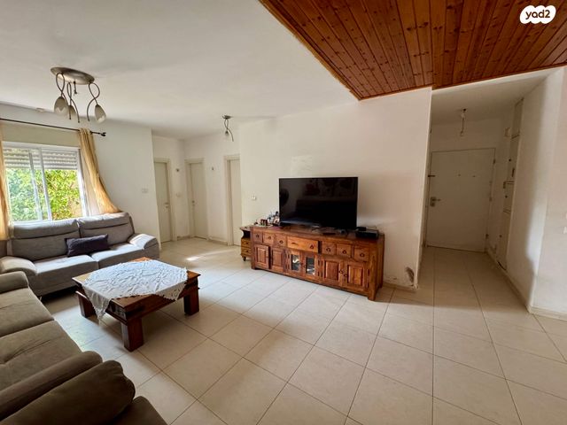 דו משפחתי, צור יגאל, כוכב יאיר / צור יגאל