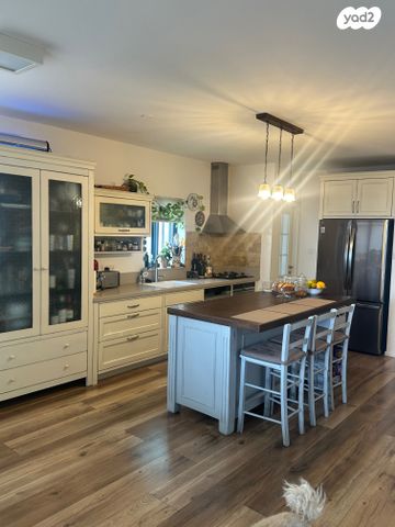 גג/ פנטהאוז, דם המכבים, הפרחים, מודיעין מכבים רעות