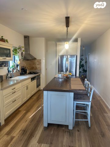 גג/ פנטהאוז, דם המכבים, הפרחים, מודיעין מכבים רעות