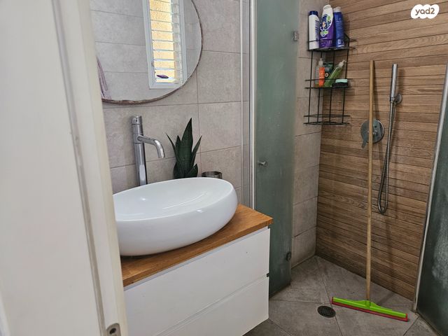 דירה, מבצע ליטני 10, אושיות, רחובות