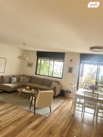 גג/ פנטהאוז, דם המכבים, הפרחים, מודיעין מכבים רעות