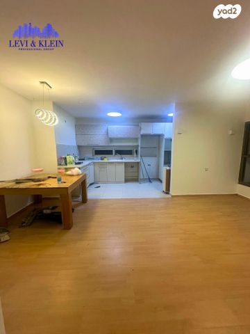 דירה, ה' באייר, נווה אפק, ראש העין