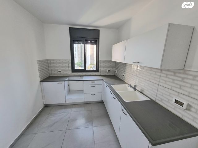 דירה, יוסף אבו, נתיבות מערב, נתיבות