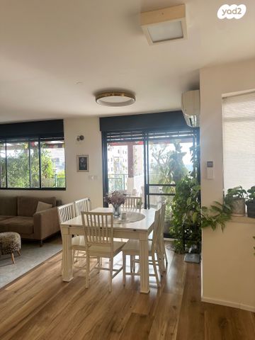 גג/ פנטהאוז, דם המכבים, הפרחים, מודיעין מכבים רעות