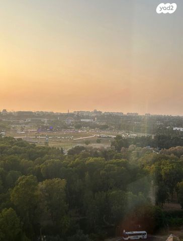 דירה, רות, חרוזים, רמת גן