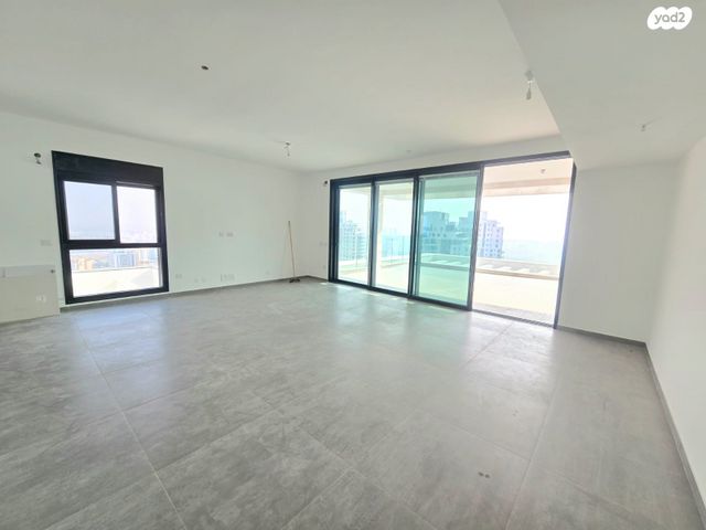 גג/ פנטהאוז, אמנון ליפקין שחק, נוף הטיילת, נתניה