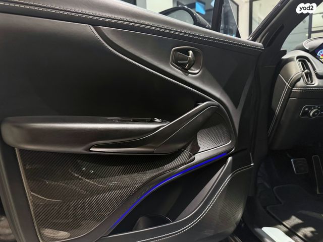 אסטון מרטין DBX