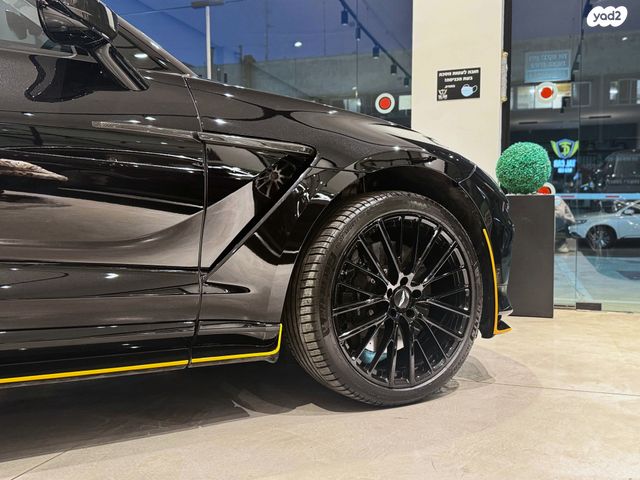 אסטון מרטין DBX