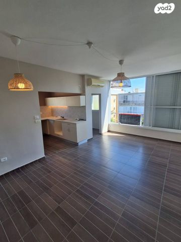 דירה, כצנלסון 4, לב העיר, בת ים