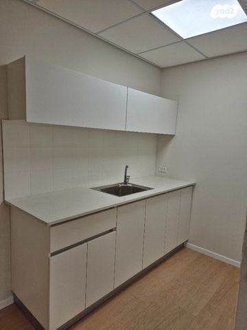 משרדים, דרך זאב ז'בוטינסקי 33, תל בנימין, רמת גן