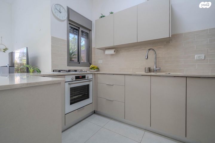 דירת גן, ברקת, אבני חן, חריש