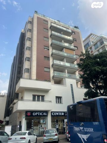 דירה, ביאליק 64, שכונת בן גוריון, מרכז העיר ג', רמת גן