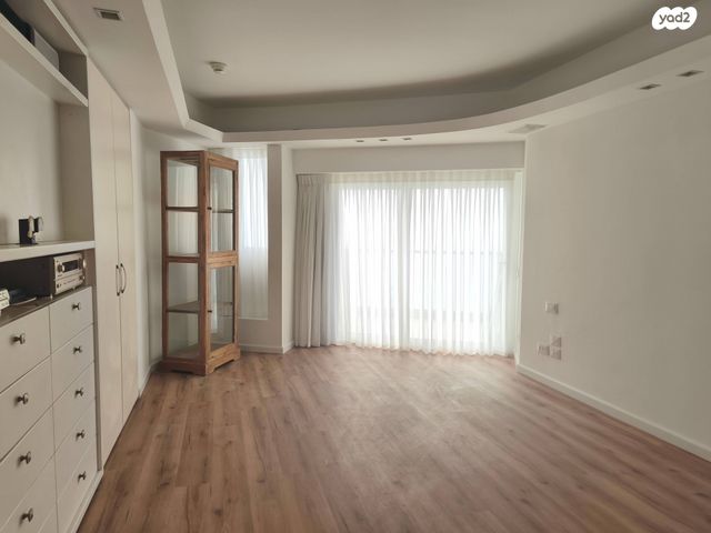 דירה, אלי לנדאו, הרצליה פיתוח, הרצליה