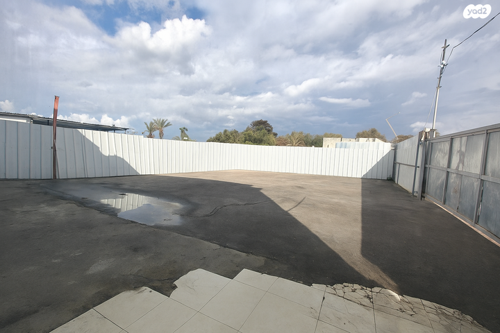 מחסנים, בן זכאי, בן זכאי