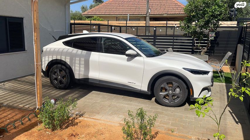 מודעת רכב פורד מוסטנג Mach-E