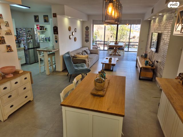 דירת גן, העירית 46, צמח השדה, מעלה אדומים