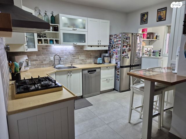 דירת גן, העירית 46, צמח השדה, מעלה אדומים