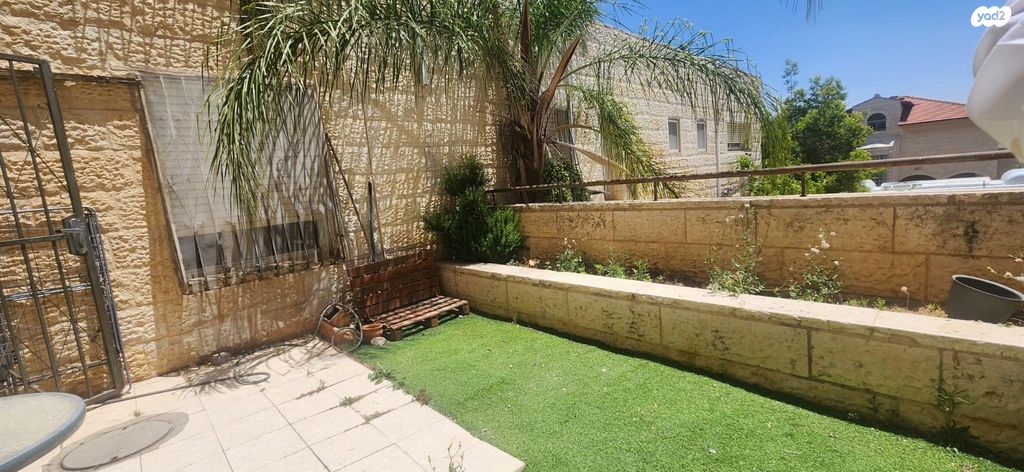 דירת גן, דוכיפת 8, נווה מנחם, גבעת זאב