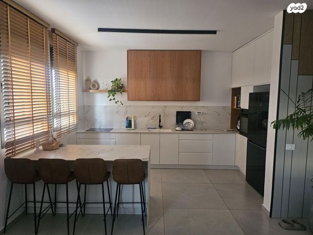 גג/ פנטהאוז, שיר השירים 8, שאר העיר, גן יבנה