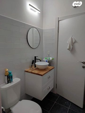 דירה, בני עי''ש, בני עי"ש