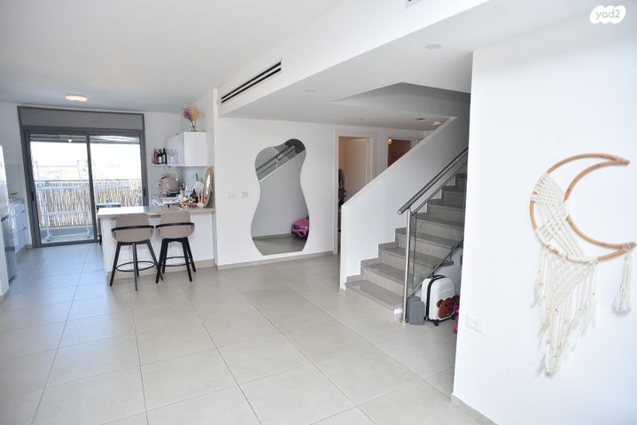 דופלקס, שרה אהרונסון, גדרה מזרח, גדרה