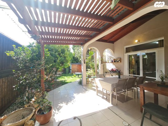 דו משפחתי, נאות הפרחים, גן יבנה