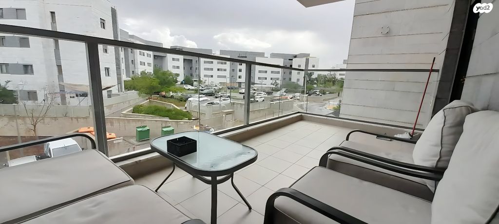 דירה, שרה אהרונסון, גדרה מזרח, גדרה