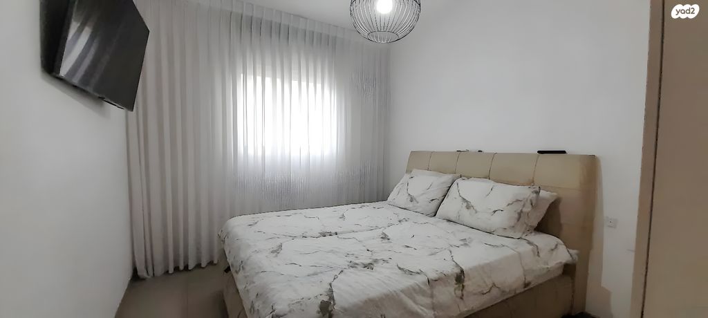 דירה, שרה אהרונסון, גדרה מזרח, גדרה