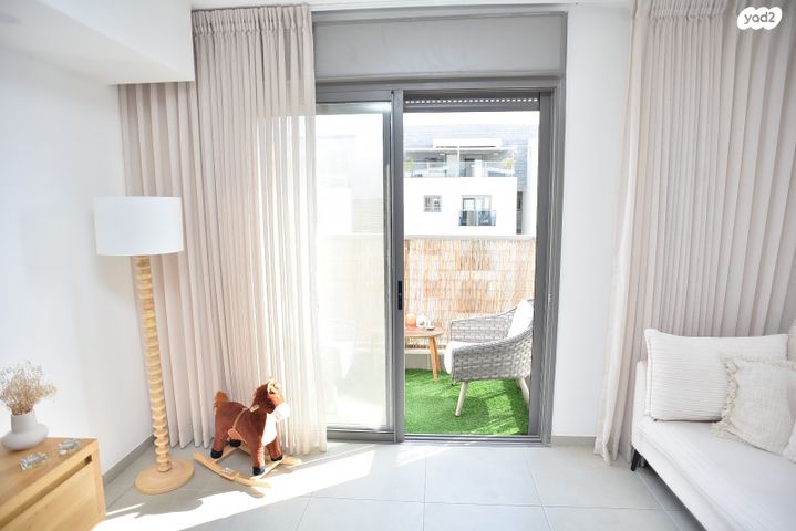 דופלקס, שרה אהרונסון, גדרה מזרח, גדרה