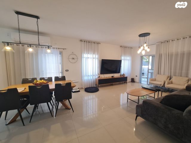 דו משפחתי, נאות הפרחים, גן יבנה