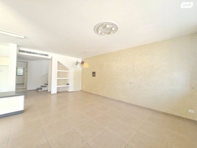 דו משפחתי, נאות הפרחים, גן יבנה