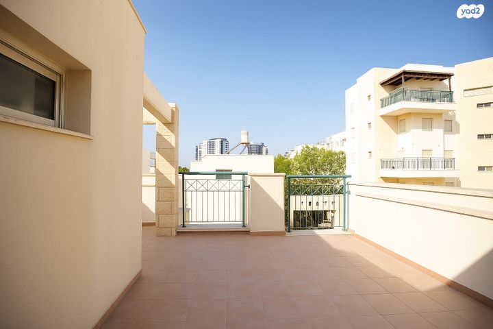 דו משפחתי, מודיעין מכבים רעות