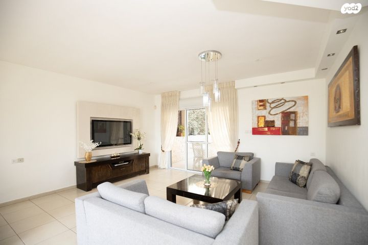 דו משפחתי, מודיעין מכבים רעות