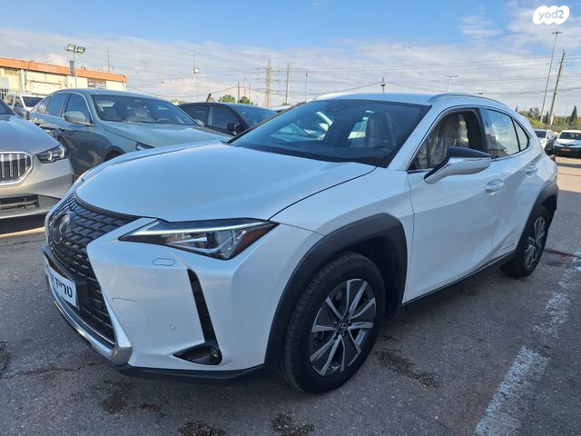 מודעת רכב לקסוס UX