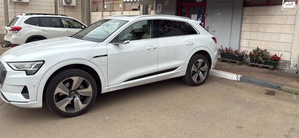 מודעת רכב אאודי E-tron