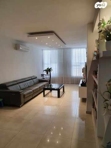 צבי הירשפלד 19