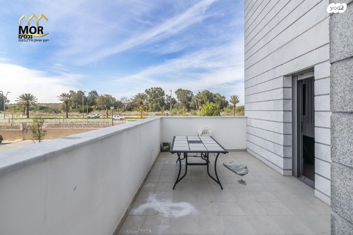 דירה, דבורה עומר, נאות שמיר, יבנה