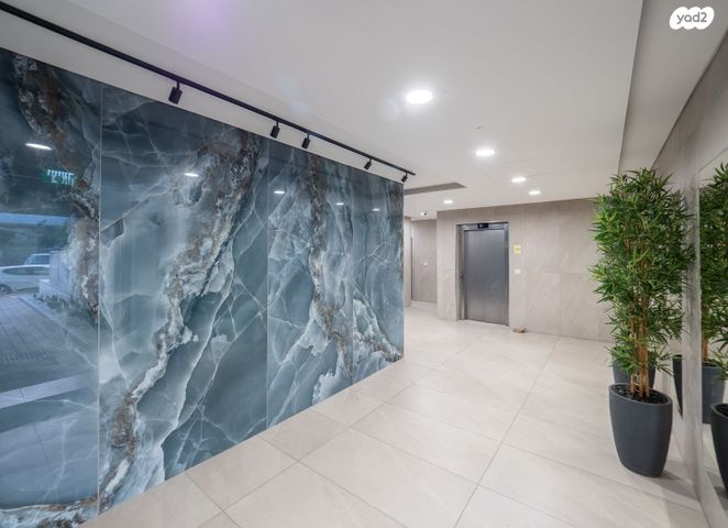 דירת גן, מבצע אנטבה, שמעון פרס/ האצטדיון, נהריה