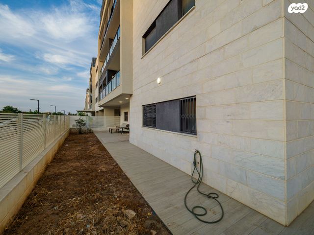 דירת גן, מבצע אנטבה, שמעון פרס/ האצטדיון, נהריה