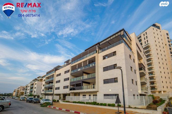 דירת גן, מבצע אנטבה, שמעון פרס/ האצטדיון, נהריה