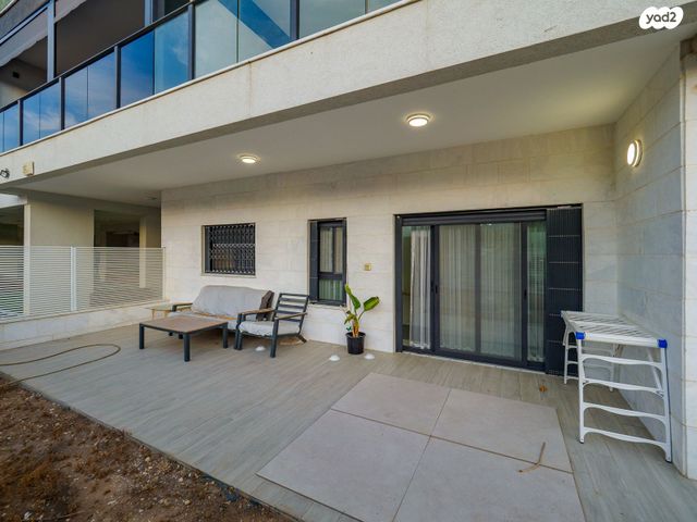 דירת גן, מבצע אנטבה, שמעון פרס/ האצטדיון, נהריה