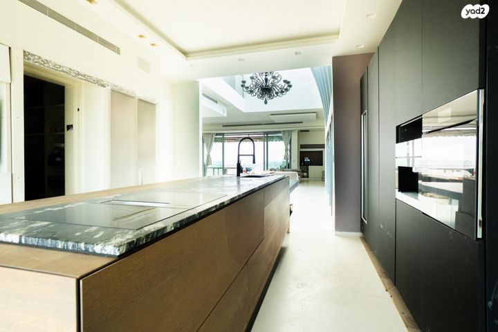 גג/ פנטהאוז, חרוזים, חרוזים, רמת גן