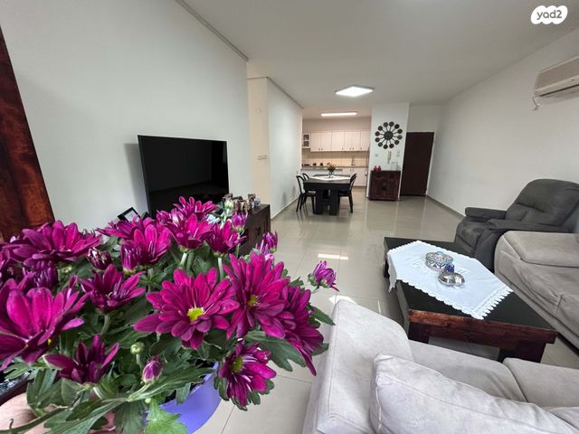 דירה, רבקה גובר, ראשונים, כפר סבא