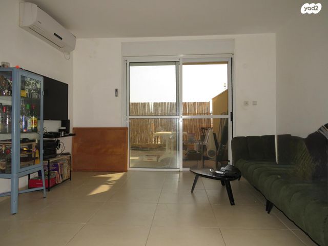 דירת גן, אירוס, ירוחם